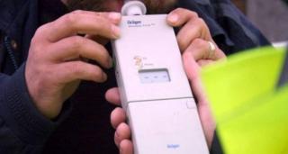 Beat mort şi fără permis, un botoşănean a dat cu maşina peste un tânăr, apoi a plecat acasă să se culce, lăsând victima pe şosea