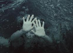 ATENŢIE! Cum să SUPRAVIEŢUIEŞTI dacă ai căzut sub gheaţă. Ai la dispoziţie doar câteva minute să faci asta! (VIDEO)