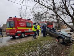Tânără de 27 de ani grav rănită, după ce a intrat cu BMW-ul într-un stâlp. Medicii s-au chinuit aproape O ORĂ să o resusciteze