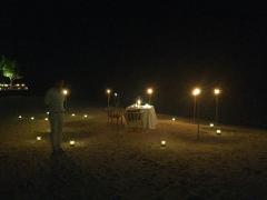 Aici a fost cerută de nevastă? Madalina Ghenea si Matei Stratan, vacanţă superbă. Romantism cu cină pe plajă, făclii şi şoaptele oceanului (VIDEO)