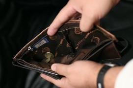 Verificaţi-vă portofelele. Nu cumva vă lipsesc nişte bani? Cine a pierdut o anumită sumă de bani pe raza municipiului Arad, să meargă la Poliţie