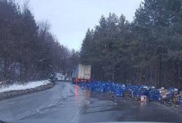 Mii de sticle cu bere, împrăştiate pe şosea, în Bacău. Bărbaţi cu privirile triste l-au ajutat pe şofer să cureţe drumul (GALERIE FOTO)