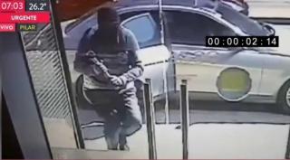 VIDEO Ziua în amiaza mare, au furat peste 750.000 de dolari, dintr-o bancă, în doar 30 de secunde!