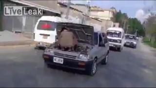 Imaginile care urcă în topul șoferilor nebuni: mecanicul care repară mașina din mers (VIDEO)