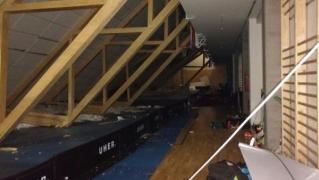 VIDEO Acoperişul unei săli de sport s-a prăbuşit sâmbătă seara în timpul unui meci dintre două echipe de copii