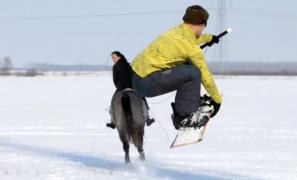 Ruşii au INVENTAT un nou sport de iarnă! Îţi trebuie un snowboard, un ham și un cal în galop. Priviţi şi vă minunaţi! (VIDEO)