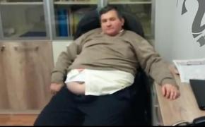 (VIDEO) Director de instituţie publică, beat mort, la birou: "Eu sunt Ilie Ghergheş şi nu mă tem de nimeni!"