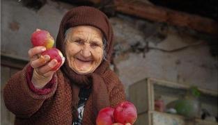 Brăilenii, supăraţi pe poliţişti pentru că au amendat o bătrână care dârdâia de frig în piaţă şi vindea fără autorizaţie câteva legume