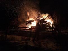 O cabană din Bistriţa a ars ca o torţă, zona dificilă a făcut aproape imposibilă intervenţia. Pompierii au folosit 300 de metri de furtun