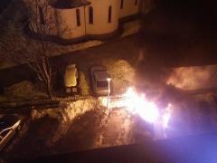 Maşini în flăcări lângă o biserică din Brăila. Pompierii s-au chinuit o oră să salveze celelalte autoturisme