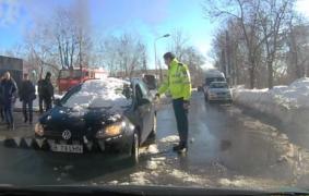 Şoferia nu e pentru toţi. Cum a ieşit în trafic un bucureştean (VIDEO)