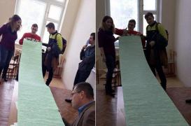 Imaginile care dau ameţeli oricărui profesor: Nişte elevi au venit la examen cu o COPIUŢĂ DE 4 METRI