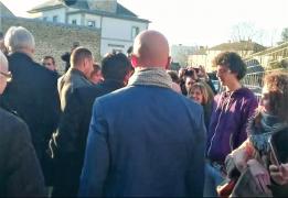 Scenă ŞOCANTĂ în Franţa. Fostul premier Manuel Valls, PĂLMUIT de un tânăr în Bretagne! (VIDEO)