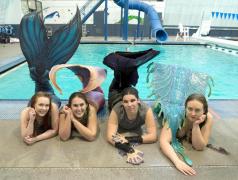 Sirenele există! Patru tineri din Seattle au renunţat la job-uri pentru viaţa în apă