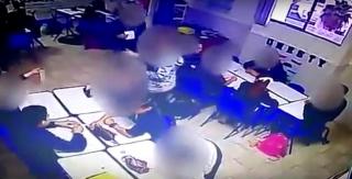 VIDEO ŞOCANT! Un elev îşi ÎMPUŞCĂ în cap profesorul şi trage asupra colegilor de clasă. PRIMELE IMAGINI de la ATACUL ARMAT din Mexic