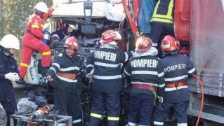 Accident groaznic în Pasul Tihuţa. Două TIR-uri s-au ciocnit, ambii șoferi încarcerați, a intervenit elicopterul SMURD