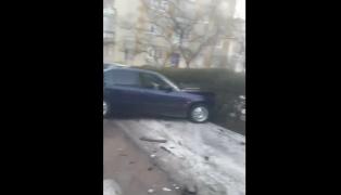Furios şi beat. Un bizon cu BMW din Bistriţa a distrus CINCI maşini, vrând să fugă de poliţie (VIDEO)