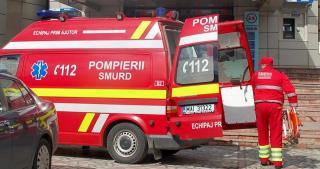 Doi localnici din Stănişeşti, loviți de poarta în care s-a izbit un autoturism. Şoferul a fugit de la locul accidentului