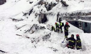 Au fost găsite patru cadavre din hotelul lovit de avalanşă în Italia, alte 25 de persoane sunt încă dispărute