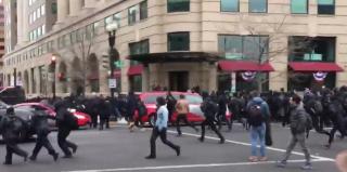 Învestirea lui Donald Trump, umbrită de ciocniri violente, la Washington, între protestatari şi forţele de ordine. Mai multe persoane, arestate (VIDEO)