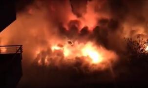 VIDEO incredibil cu incendiul din Bamboo. Tinerii aleargă disperați prin fața clubului care arde și se strigă pe nume, încercând să-și găsească prietenii sau rudele