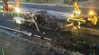 Autocar cu elevi unguri, implicat într-un grav accident în Italia! Sunt cel puţin 16 morţi şi circa 40 răniţi