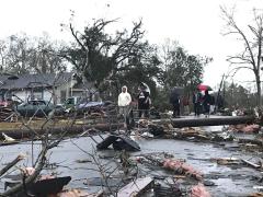Cel puţin patru oameni au murit într-o tornadă care a lovit un orăşel din Mississippi