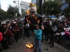 VIDEO Cât umor! Mexicanii au construit singuri zidul, la o zi după învestirea lui Donald Trump