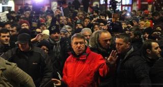 20 de mii de oameni au manifestat în București împotriva ordonanţei graţierii. Klaus Iohannis a fost printre protestatari (VIDEO)