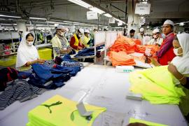 Condiţii de muncă MIZERE în Anglia: Vezi cât câştigă angajaţii fabricilor de haine!