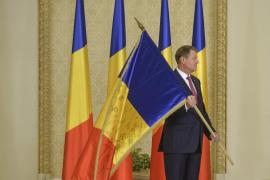 Cadouri de peste 17.000 lei, printre care un pumnal argintat şi o icoană cu cristale Swarovski! Ce a mai primit Klaus Iohannis în întâlnirile oficiale