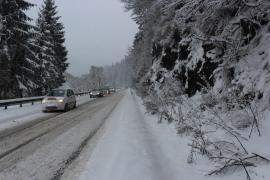 Atenţie, ŞOFERI! Trafic bulversat pe DN1, două macarale tractează o autocisternă ieşită de pe carosabil la Comarnic