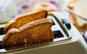 Aveti grijă dacă vă plac aceste produse! Pâinea prăjită, chips-urile şi cartofii prăjiți pot crește riscul de cancer