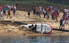 La un pas de TRAGEDIE! Un elicopter cu patru oameni la bord s-a prăbuşit la scurt timp după decolare. Imaginile au fost surprinse LIVE
