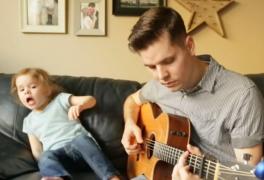 VIDEO O puştoaică de 4 ani a strâns milioane de vizualizări pe Youtube, cântând alături de tatăl ei