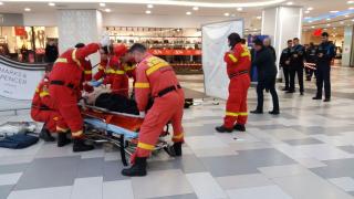 O femeie în stare critică la spital, după ce a căzut de la ultimul etaj, într-un mall din Capitală