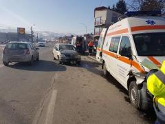 Accident cu ambulanţă la Petroşani. Un şofer a lovit în plin maşina Salvării, fiind transportat de urgenţă la spital