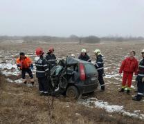 VIDEO Un tânăr de 20 de ani a murit, după ce a depăşit în curbă şi a intrat într-un TIR