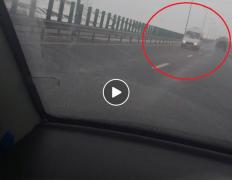 Imagini HALUCINANTE pe Autostrada A4. Un microbuz GONEŞTE pe CONTRASENS! (VIDEO)