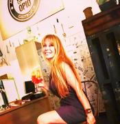 Nu o să-ţi vină să crezi! Care este vârsta REALĂ a acestei doamne care a dat pe spate Internetul