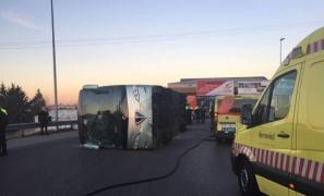 VIDEO Drogat cu cocaină, şoferul unui autobuz plin cu şcolari a răsturnat maşina într-un sens giratoriu