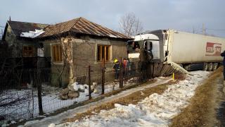 Un copil de 4 ani şi mama lui au ajuns la spital, după ce un tir a surpat casa peste ei. Şoferul s-a ascuns în sediul Poliţiei