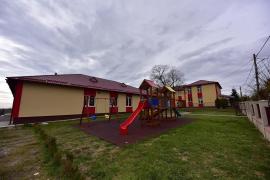 Educatoare din Gorj, acuzată că a furat din laptele şi cornul copiilor