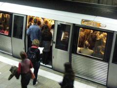 UPDATE. Bărbatul căruia i s-a făcut rău în staţia Mihai Bravu a murit. Circulaţia se desfăşoară pe un singur fir