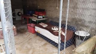 IMAGINI ŞOCANTE! Zeci de români, SCLAVII unui conaţional în Spania! Erau ţinuţi în CUŞTI, fără lumină sau ventilaţie