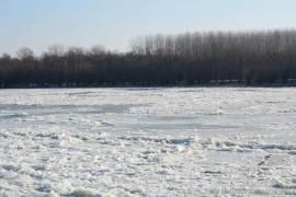 Giurgiu: Circulația pe Dunăre este închisă, din cauza podurilor de gheață formate