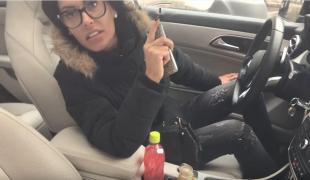 VIDEO Şoferiţă cu tupeu, parcare ilegală în faţa tribunalului din Cluj. Dialog incredibil cu poliţistul care vrea să o amendeze