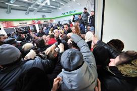 ÎMBULZEALĂ  într-o piaţă din Craiova: Oamenii S-AU CĂLCAT ÎN PICIOARE pentru vouchere cadou de 20 de lei