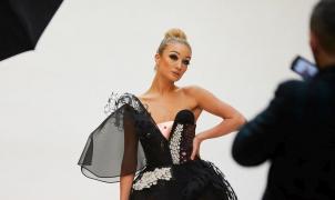 REVOLUȚIE în modă! A fost lansată ROCHIA CAMELEON, care își schimbă culoarea în funcţie de respiraţie (VIDEO)