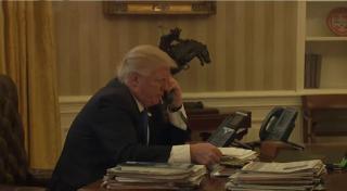 Imagini cu Donald Trump în timp ce vorbește la telefon cu Putin! Ce DECIZIE au luat cei doi lideri, după aproape o oră de discuție (VIDEO)